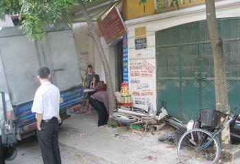 Xe tải đâm nát 4 xe máy, làm thương một em bé